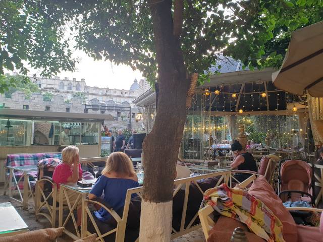 ▲ 나무를 중심으로 테이블이 세팅된 야외 레스토랑