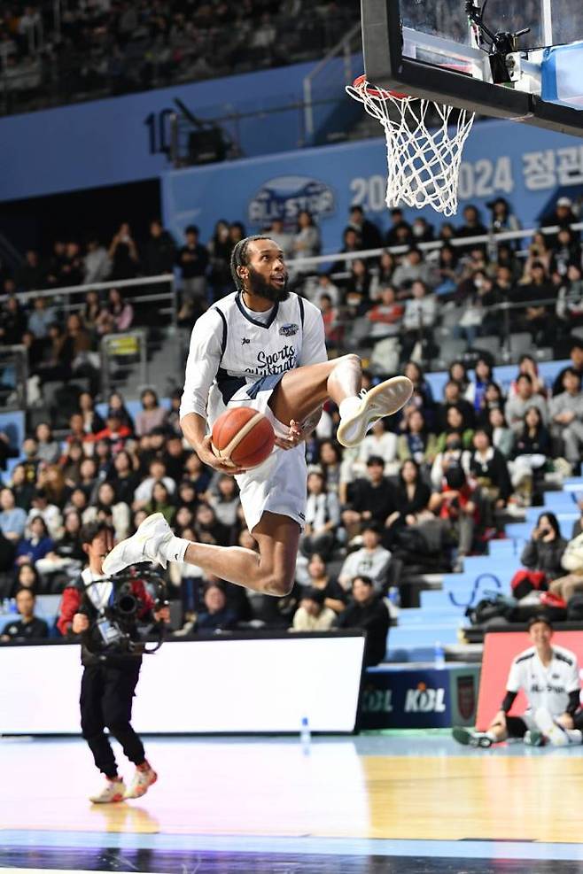 비트 윈더 레그 덩크슛을 시도하는 패리스 배스. 한국농구연맹(KBL)