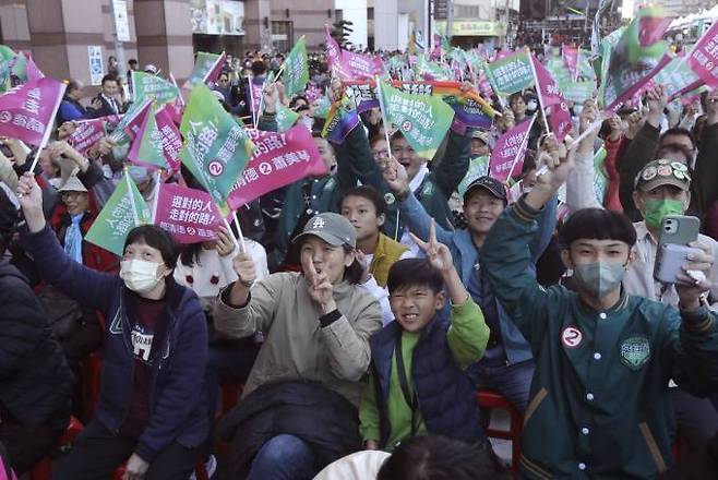 대만 타이베이에서의 라이칭더 민진당 총통 후보 지지자들 모습. AP=연합뉴스