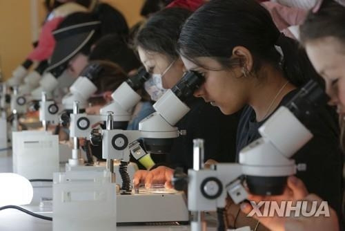 캐나다 브리티시 컬럼비아 대학의 과학 교육 행사에 참가한 학생들 <사진=신화 연합뉴스>