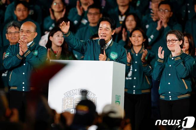 (로이터=뉴스1) = 13일 대만 타이베이 민진당 당사 앞에서 열린 선거 승리 행사에서 라이칭더 총통 당선인이 소감을 밝히고 있다. 2024.1.13  ⓒ 로이터=뉴스1  Copyright (C) 뉴스1. All rights reserved. 무단 전재 및 재배포,  AI학습 이용 금지.