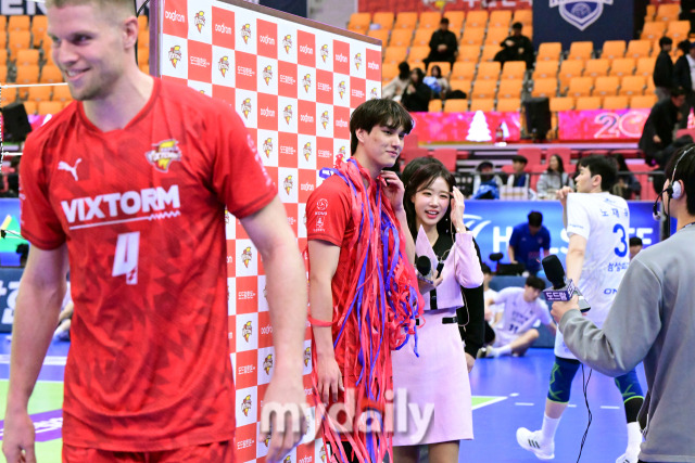 임성진에게 축포로 만든 목걸이를 선물한 타이스가 인터뷰장을 떠나고 있다 / 한국배구연맹.