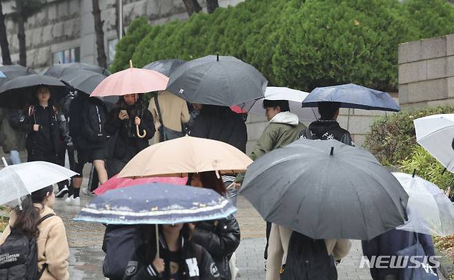 [서울=뉴시스] 지난해 11월16일 오전 서울 성북구 고려대학교 서울캠퍼스에서 학생들이 우산을 쓰고 이동하고 있다. (사진=뉴시스DB). 2024.01.14. photo@newsis.com