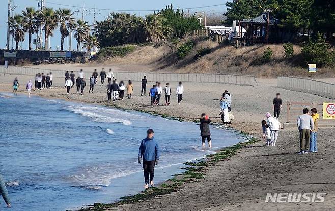 [제주=뉴시스] 오영재 기자 = 평년보다 높은 16~17도의 낮 기온을 보인 14일 오전 제주 이호테우해수욕장에 도민과 관광객들의 발길이 이어지고 있다. 2024.01.14. photo@newsis.com