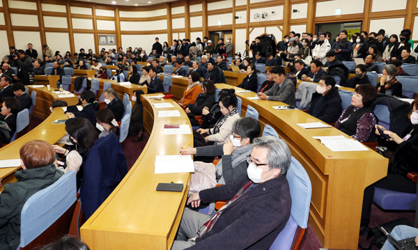 14일 국회 의원회관에서 열린 미래대연합(가칭) 창당준비위원회 출범식에 참석한 발기인들.... 서상배 선임기자