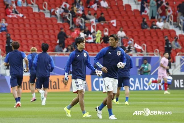 쿠보 다케후사(왼쪽)가 경기 전 몸을 풀고 있다. /AFPBBNews=뉴스1