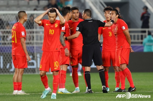 13일 타지키스탄전 안 풀리는 경기에 답답해하는 중국 축구 대표팀. /AFPBBNews=뉴스1