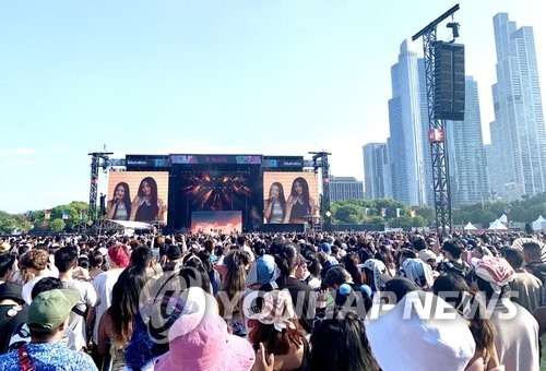 시카고 롤라팔루자에 K팝 걸그룹 '뉴진스' 공연을 보기 위해 모여든 팬들 4세대 K팝 걸그룹 '뉴진스'가 미국의 초대형 음악축제 시카고 롤라팔루자에서 미국 팬들과 처음 만났다. 뉴진스는 롤라팔루자 무대에 오른 첫번째 K팝 걸그룹이란 기록도 세웠다. 2023.8.5 [연합뉴스 자료사진. 재판매 및 DB 금지]