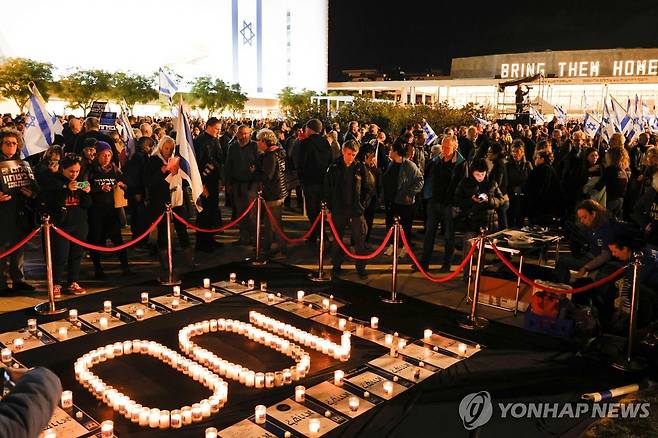 이스라엘-하마스 전쟁 100일을 맞아 이스라엘 텔아비브 하비마 광장에서 열린 인질 석방 촉구 집회. [AFP 연합뉴스. 재판매 및 DB 금지]