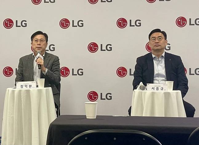 지난 11일(현지시각) 미국 라스베이거스에서 열린 기자간담회에서 장익환 부사장(왼쪽)과 서흥규 EV충전사업담당(오른쪽)이 발언하고 있다./사진=백유진 기자 byj@