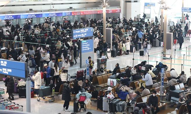 크리스마스 연휴가 시작된 지난해 12월 22일 오전 인천국제공항 1터미널 출국장이 여행객들로 북적이고 있다.(사진=연합뉴스)