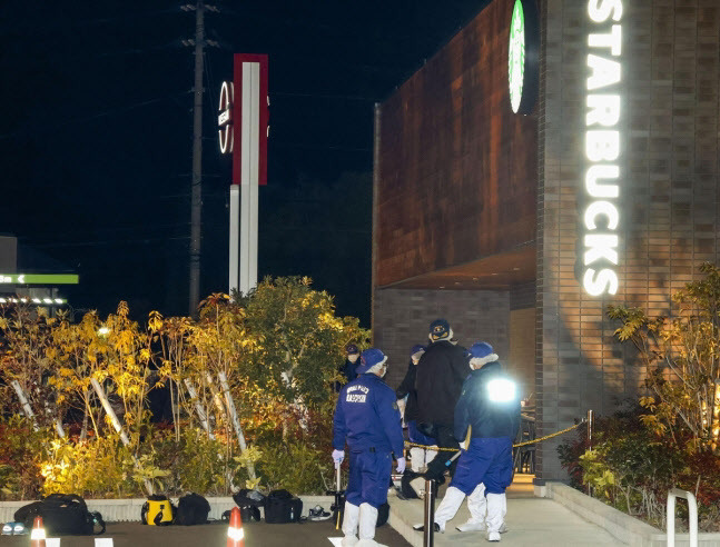 14일 밤 에히메현의 카페에서 발생한 총격 사건 현장에 출동해 수사 중인 일본 경찰 (사진=연합뉴스)