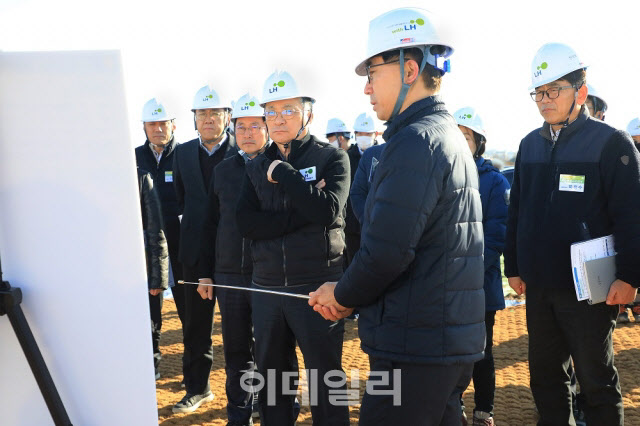 이한준 한국토지주택공사(LH) 사장(왼쪽 네 번째)이 인천계양 주택건설 현장을 점검하고 있다. (사진=한국토지주택공사)