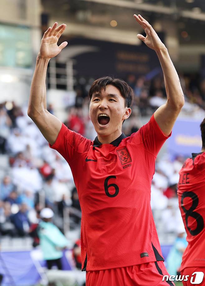 대한민국 축구대표팀 황인범이 15일(현지시간) 카타르 도하 자심 빈 하마드 스타디움에서 열린 2023 아시아축구연맹(AFC) 카타르 아시안컵 조별리그 E조 대한민국과 바레인의 경기에서 선제골을 터뜨린 후 세리머니를 하고 있다. 2024.1.15/뉴스1 ⓒ News1 김성진 기자