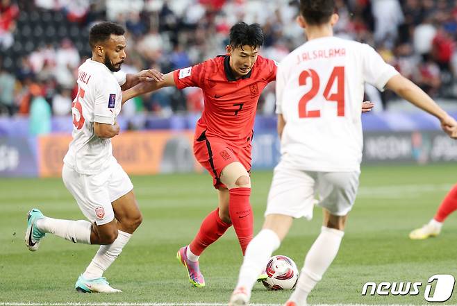 대한민국 축구대표팀 손흥민이 15일(현지시간) 카타르 도하 자심 빈 하마드 스타디움에서 열린 2023 아시아축구연맹(AFC) 카타르 아시안컵 조별리그 E조 대한민국과 바레인의 경기에서 돌파하고 있다. 2024.1.15/뉴스1 ⓒ News1 김성진 기자