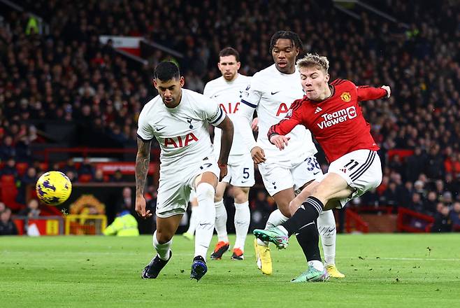 맨체스터 유나이티드 라스무르 회이룬이 15일(한국시간) 잉글랜드 맨체스터의 올드 트래포드에서 열린 2023~2024시즌 EPL 21라운드 토트넘과 경기에서 슛을 시도하고 있다. 맨체스터 | 로이터연합뉴스