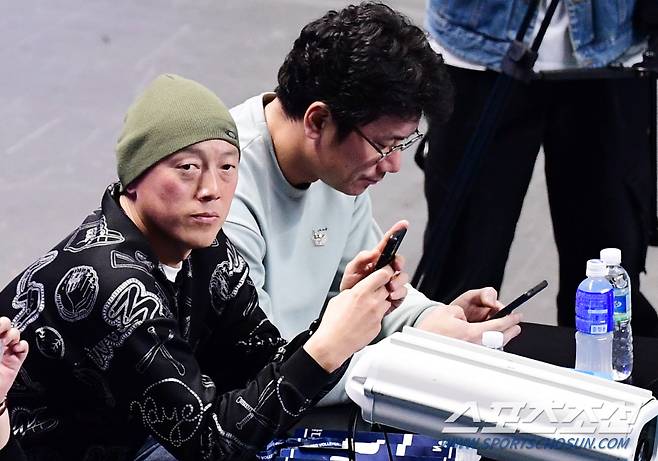 배구장 찾은 박정배 코치와 박정권 위원.