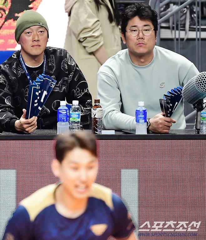 선수 영입이라도 하려는 걸까... 경기를 꼼꼼하게 지켜보는 박정배 코치와 박정권 위원.