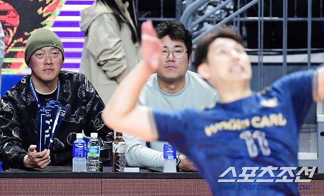 경기를 유심히 지켜보는 두산 박정배 코치와 박정권 해설위원.