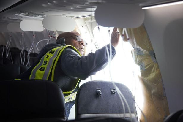 미국 국가교통안전위원회(NTSB) 조사관이 오리건주 포틀랜드에서 비행 중 뜯겨나간 알래스카 항공 1282편 보잉 737 맥스 9 항공기의 비상구 덮개(도어 플러그)를 살펴보고 있다. [이미지출처=연합뉴스]