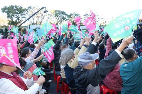 대만에서 13일 총통 선거가 실시된 가운데 수도 타이베이시에 위치한 집권 민진당 라이칭더 후보의 선거 캠프 앞에 모인 지지자들이 환호하는 모습. [이미지출처=연합뉴스]