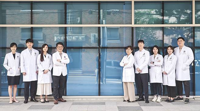 마인즈AI의 창업팀. 왼쪽에서 네번째가 석정호 교수다. /마인즈AI