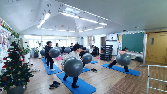 남면초등학교 학생들이 '겨울방학 스포츠캠프' 건강체력교실 강좌에 참여하고 있다. 사진=충남교육청 제공,