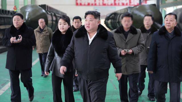 김정은 북한 국무위원장이 대륙간탄도미사일(ICBM) 발사 차량인 중요군용대차 생산공장을 둘러보며 전력을 과시했다. 조선중앙TV는 5일 김 위원장이 중요군용대차 생산공장을 현지 지도했다고 보도했다. 조선중앙TV 캡처 뉴시스