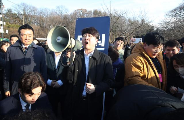 개혁신당(가칭) 창당을 준비 중인 이준석 국민의힘 전 대표가 6일 오후 대구 수성구 수성못에서 열린 당원 모집 행사에 참석해 메가폰을 잡고 인사하고 있다. 뉴스1