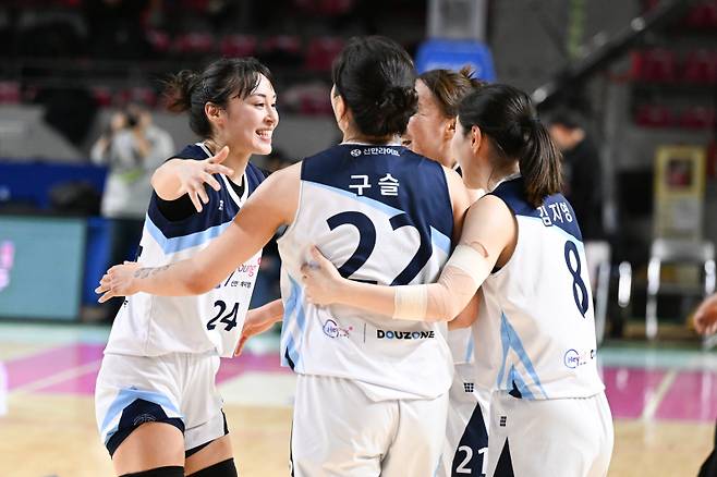 인천 신한은행이 용인 삼성생명을 꺾고 시즌 3승을 챙겼다. 사진=WKBL 제공