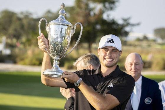 지난해 11월 PGA투어 RSM 클래식 우승 직후 트로피를 들어 올리는 오베리. [AP=연합뉴스]