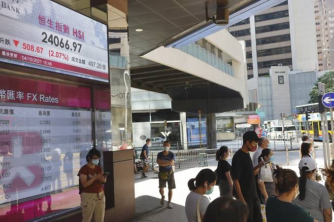 증시의 동향을 알리는 한 은행의 옥외 전광판 주변에 홍콩인들이 서 있다.사진=연합뉴스