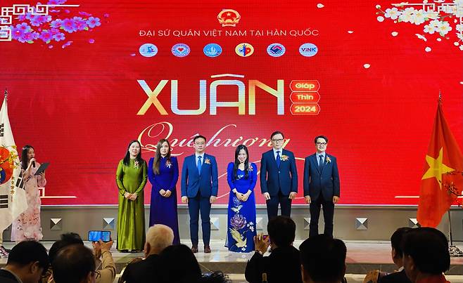 Vietnam community members pose for a photo at ‘Hometown Spring' event hosted by Vietnamese Embassy in Seoul and Vietnamese community in Korea at K Turtle Convention & Wedding Restaurant in Mapo-gu, Seoul on Sunday.(Sanjay Kumar/The Korea Herald)