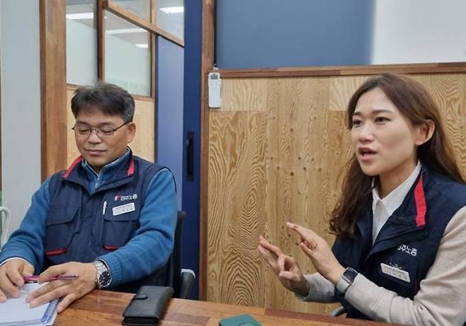 이민경 민주노총 전북본부장(오른쪽)이 함께 원팀을 이뤄 14기 임원으로 선출된 박상준 사무처장과 함께 올해 노조사업계획을 설명하고 있다.