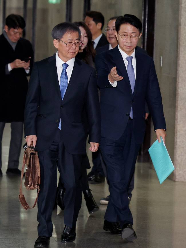 더불어민주당 임혁백(왼쪽) 공천관리위원장이 지난 12일 국회에서 열린 회의에 참석하기 위해 회의장으로 향하고 있다.  뉴시스