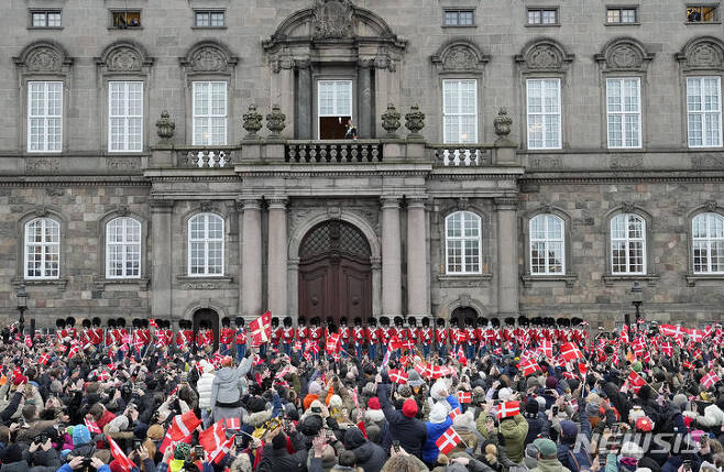 [코펜하겐=AP/뉴시스] 14일(현지시간) 덴마크 코펜하겐 크리스티안보르 궁전 앞에 프레데릭 10세 덴마크 국왕의 즉위식을 보기 위해 수천명의 인파가 모여 있다. 2024.01.15.