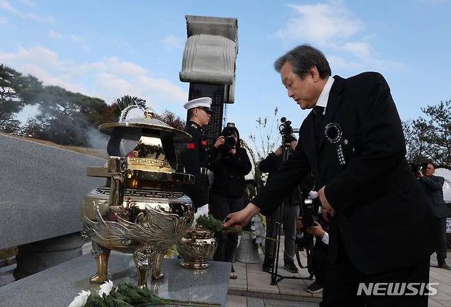 [서울=뉴시스] 조성봉 기자 = 김무성 민주화추진협의회 공동회장이 지난해 11월22일 오후 서울 동작구 국립서울현충원 현충관에서 고 김영삼 전 대통령 서거 8주기 추모식을  마친 후 묘소를 찾아 헌화하고 있다. 2023.11.22. suncho21@newsis.com