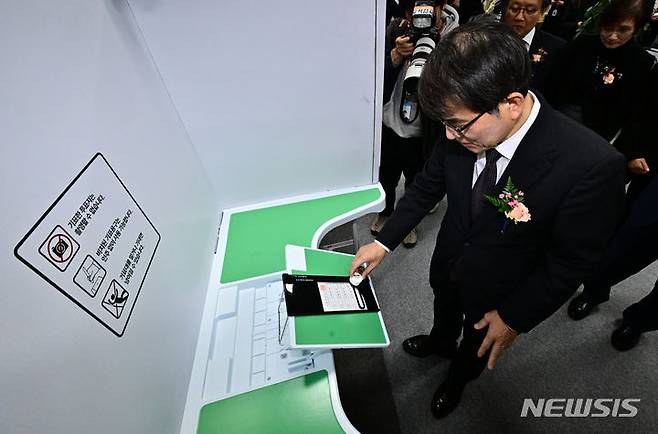 [과천=뉴시스] 황준선 기자 = 15일 경기 과천시 중앙선거관리위원회에서 열린 제22대 국회의원선거 선거종합상황실 개소식에서 노태악 중선관위 위원장이 장애인을 위한 새로운 기표 시스템을 체험해보고 있다. 이 시스템은 인주 없이 편리하게 기표를 할 수 있게끔 마련됐다. (공동취재) 2024.01.15. hwang@newsis.com