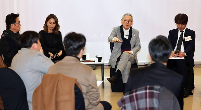 [서울=뉴시스] 김금보 기자 = 유인촌 문화체육관광부 장관이 15일 서울 동대문구 경희대 평화의전당에서 뮤지컬 제작사 대표, 배우를 비롯한 한국뮤지컬협회, 한국뮤지컬제작사협회 등 관련 단체 관계자들을 만나 'K-뮤지컬'의 해외 진출 방안을 논의하고 있다. (사진=문화체육관광부 제공) 2024.01.15. photo@newsis.com *재판매 및 DB 금지