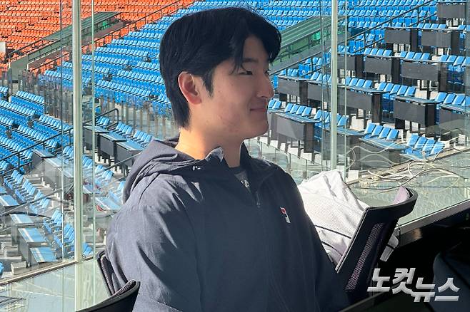 취재진과 인터뷰 중인 곽빈. 이우섭 기자