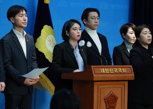 용혜인(왼쪽 두 번재) 기본소득당 상임대표가 15일 오전 국회 소통관에서 개혁연합신당 관련 기자회견을 하고 있다. 연합뉴스