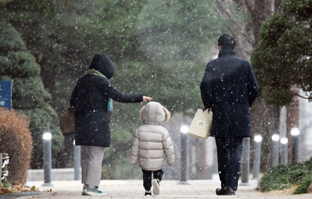 시민들이 지난해 11월 29일 눈 내리는 서울 여의도에서 퇴근길 발걸음을 재촉하고 있다. 오승현 기자 2023.11.29