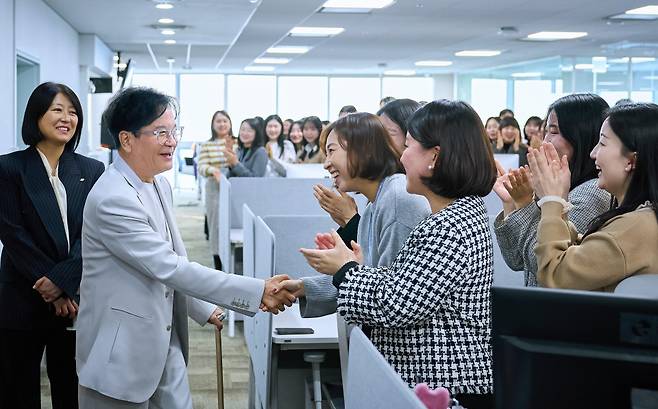 이재현 CJ그룹 회장이 지난 10일 서울 용산구 CJ올리브영 본사를 방문해 임직원들을 만나 인사하고 있다. ⓒCJ그룹 제공