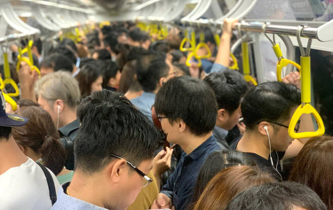 서울 지하철 9호선 객차가 출근길 승객들로 가득 차 있다. 경향신문 자료사진