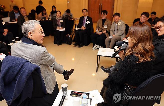 유인촌 장관, 뮤지컬 분야 현장간담회 (서울=연합뉴스) 유인촌 문화체육관광부 장관이 15일 서울 동대문구 경희대 평화의전당에서 뮤지컬 제작사 대표, 배우를 비롯한 한국뮤지컬협회, 한국뮤지컬제작사협회 등 관련 단체 관계자들을 만나 'K-뮤지컬'의 해외 진출 방안을 논의하고 있다. 2024.1.15 [문화체육관광부 제공. 재판매 및 DB 금지] photo@yna.co.kr