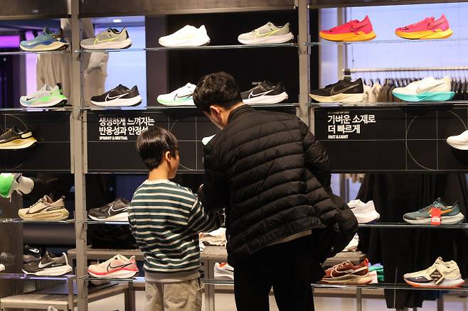 서울 중구 소공동 롯데백화점 본점에서 시민들이 신발을 고르고 있다. (사진=롯데백화점)
