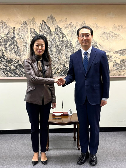 김건 외교부 한반도평화교섭본부장(오른쪽)이 11일 방한 중인 정 박 미국 대북특별부대표와 접견한 뒤 기념촬영하고 있다.(사진=외교부)