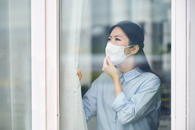 미세먼지가 나쁜 날에는 짧게라도 자연 환기를 하는 것이 좋다. 환기를 전혀 하지 않으면, 이산화탄소, 포름알데히드, 라돈 등 오염물질의 축적으로 실내 공기질이 나빠진다. [사진= 게티이미지뱅크]