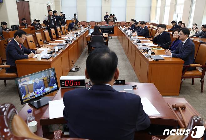 16일 서울 여의도 국회에서 이재명 더불어민주당 대표 피습 사건과 관련해 경찰의 축소·은폐 의혹을 규명을 위해 열린 행정안전위원회 전체회의가 여당 의원들과 경찰청장이 불참한 가운데 열리고 있다. 2024.1.16/뉴스1 ⓒ News1 송원영 기자