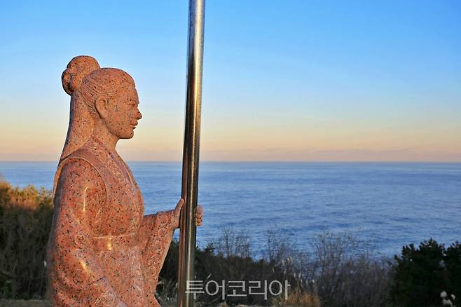&nbsp;막대기로 땅을 두드리는 조형물&nbsp;&nbsp;